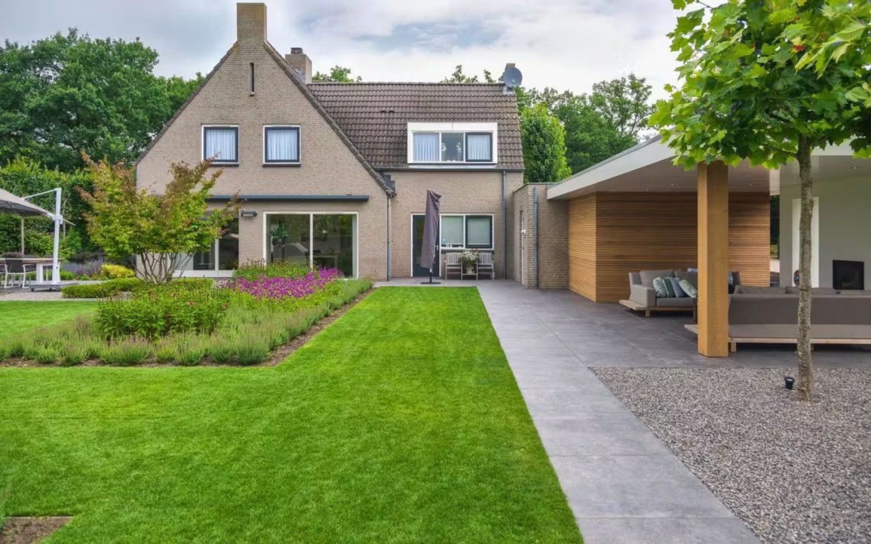 Afbeelding Moderne gezinstuin met veranda 1