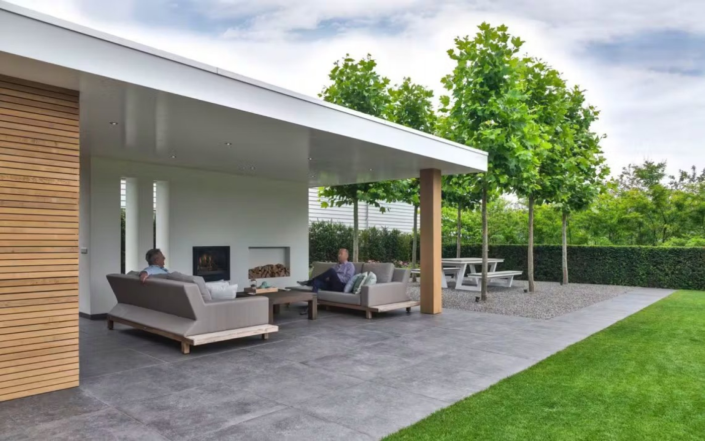Moderne gezinstuin met veranda