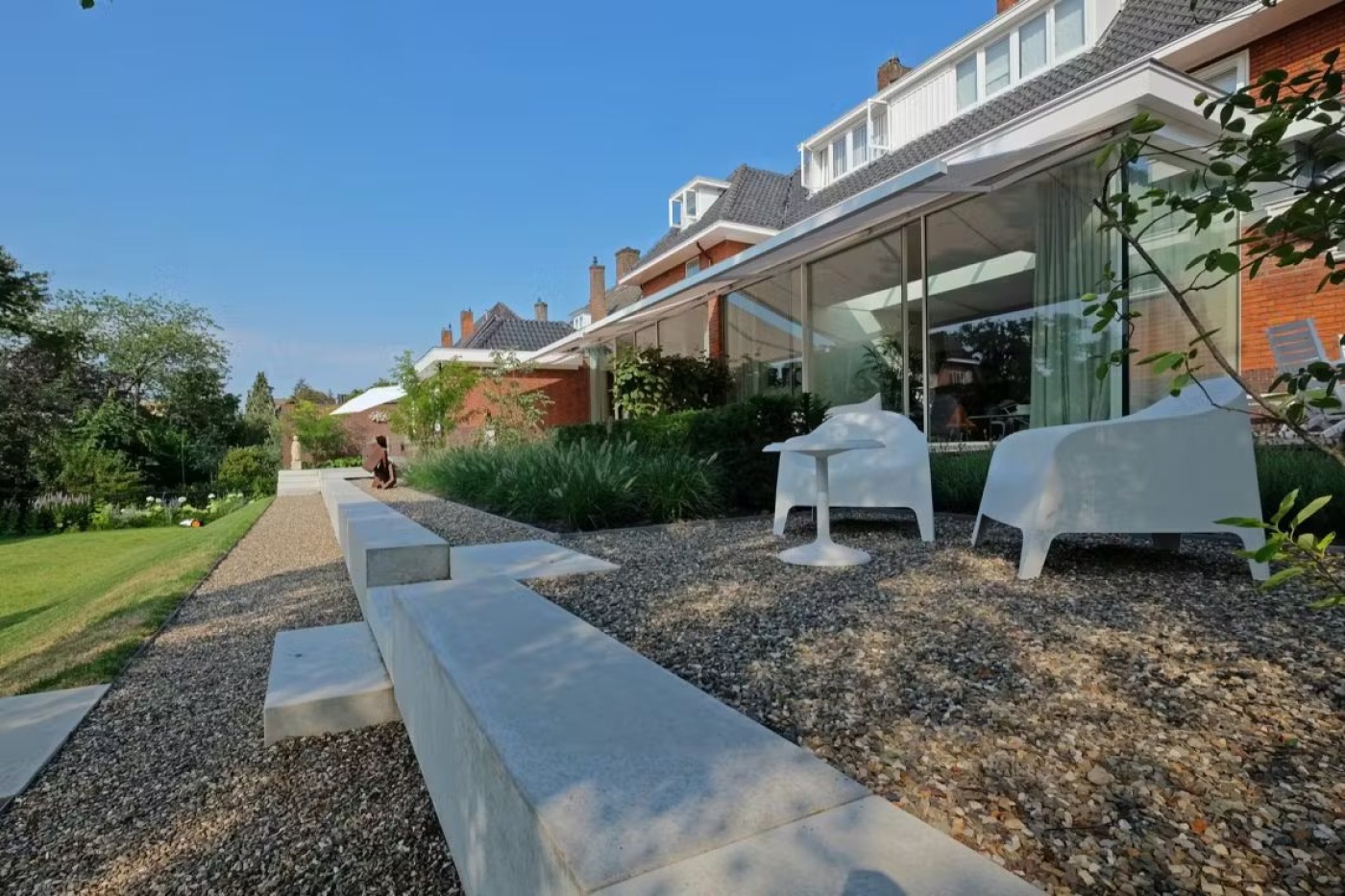 Moderne tuin met prefab beton