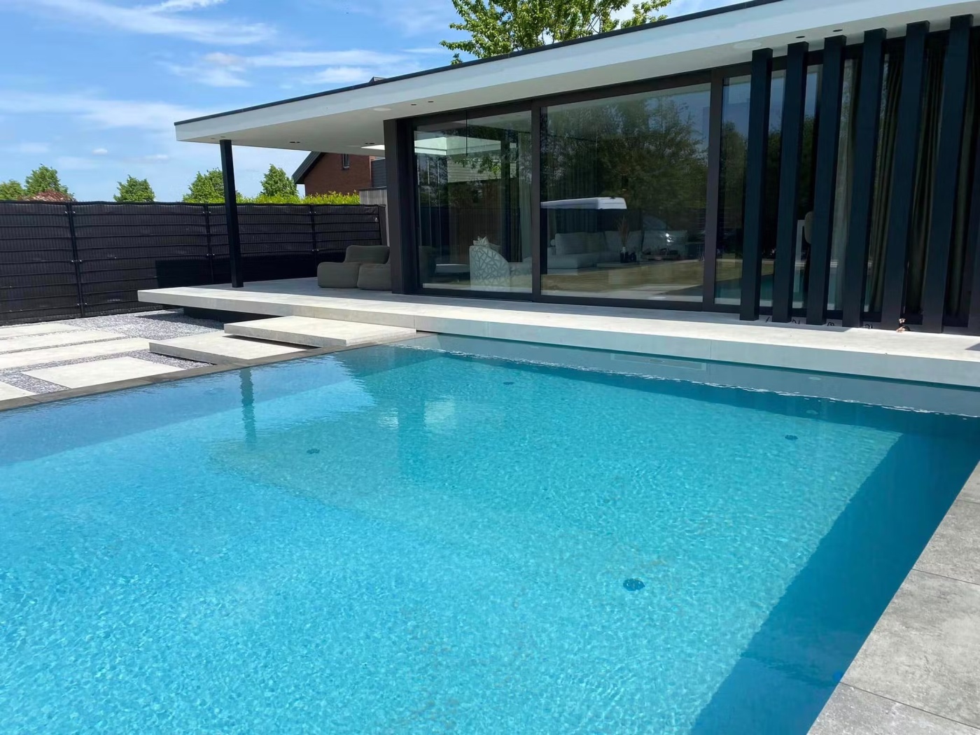 Tuin met overloop zwembad