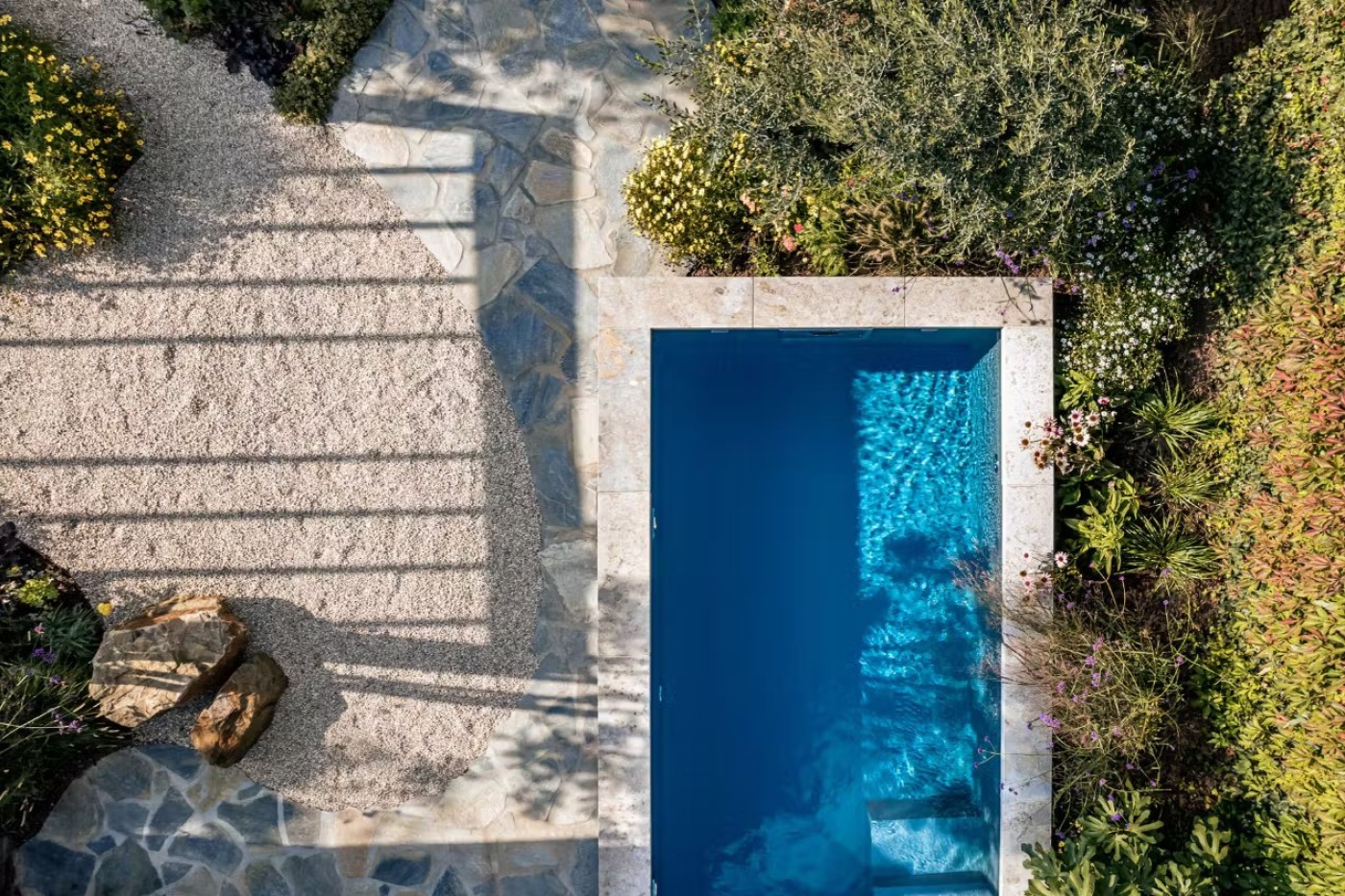 Tuin met natuursteen details