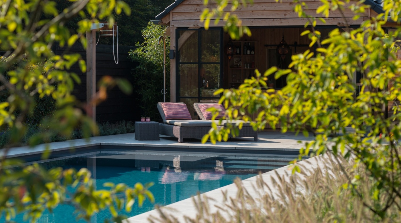 Welness tuin met poolhouse
