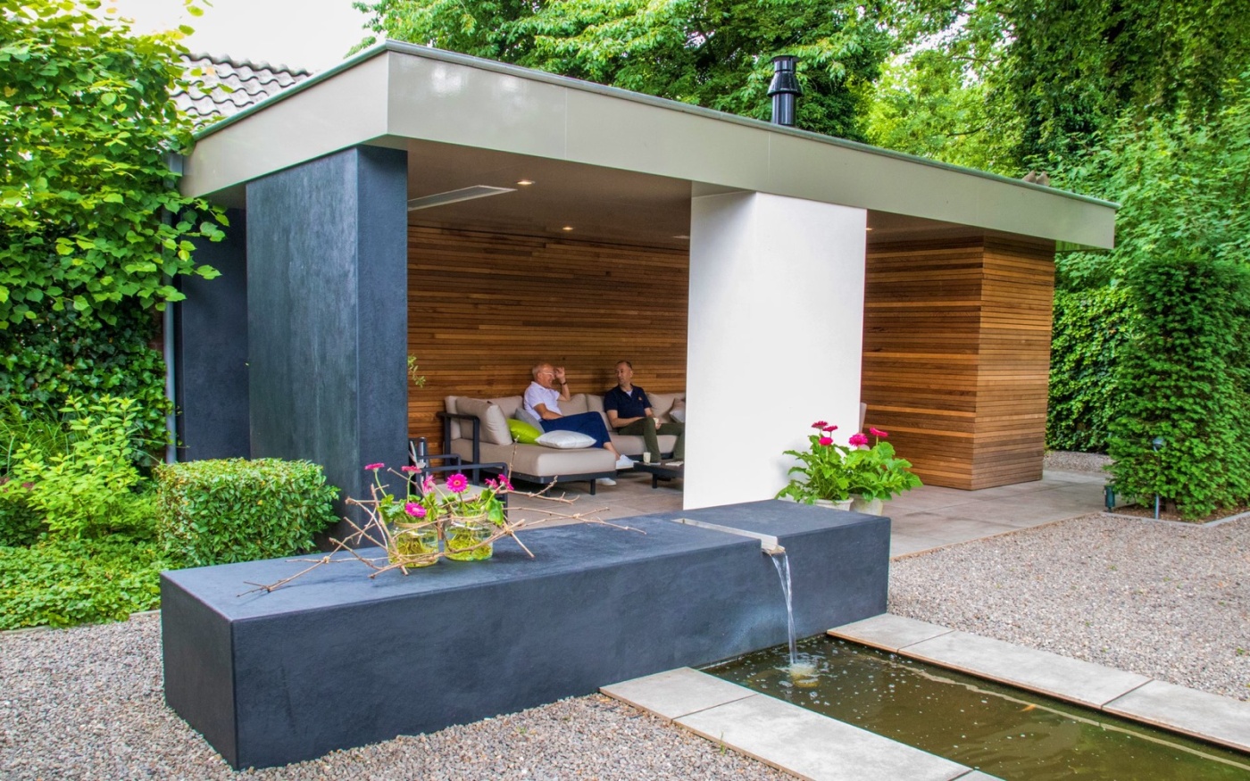 Sfeervolle tuin met veranda