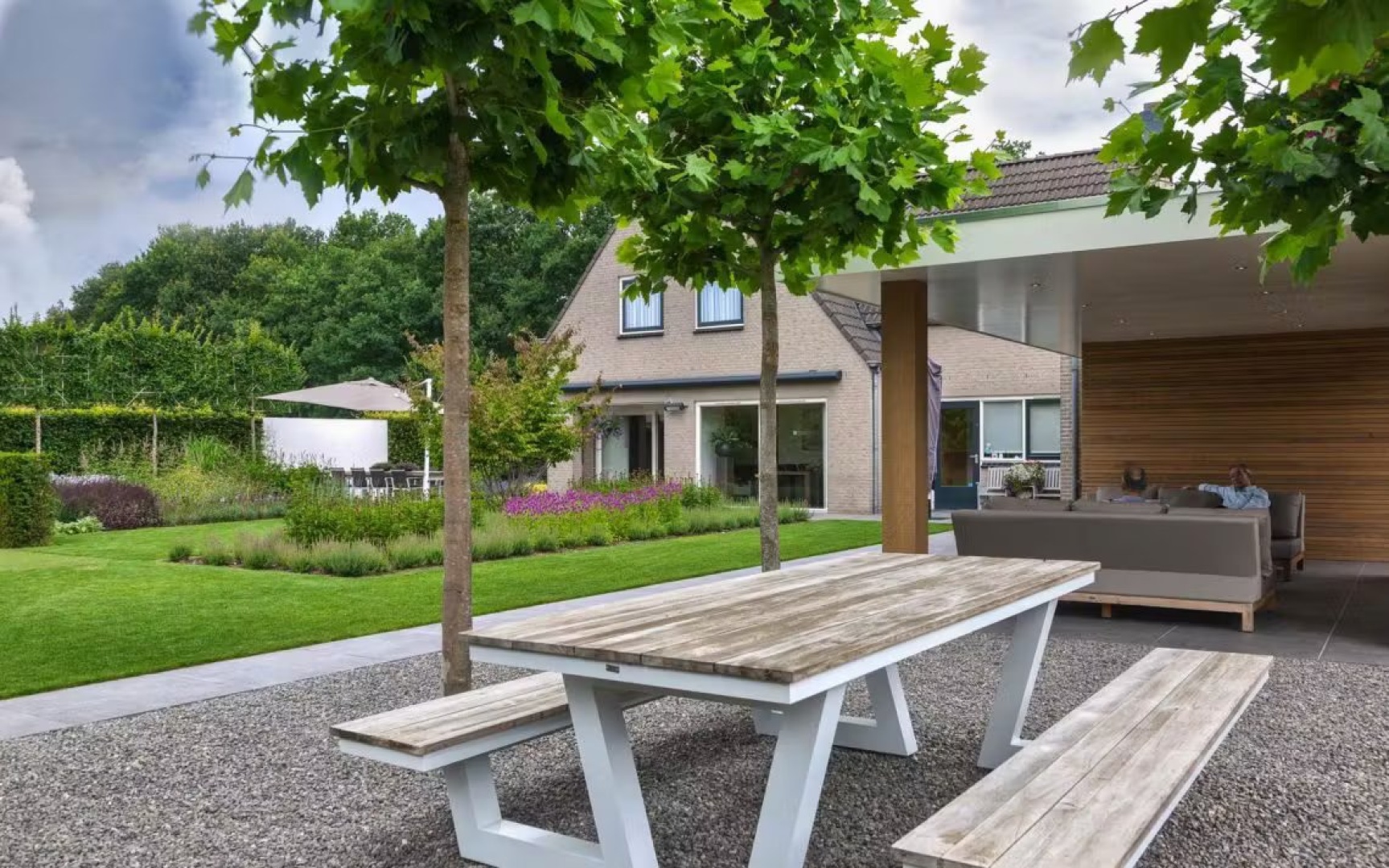 Afbeelding Moderne gezinstuin met veranda 0