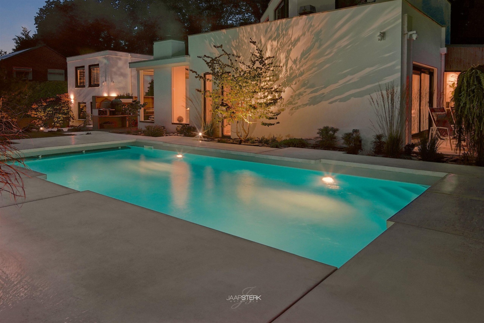 Afbeelding Tuin met zwevende betonnen trap 1