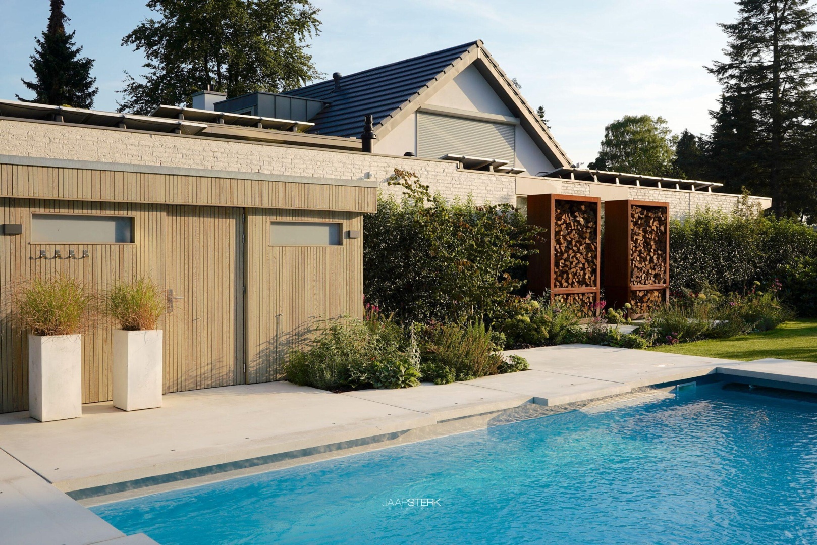 Afbeelding Tuin met zwevende betonnen trap 2