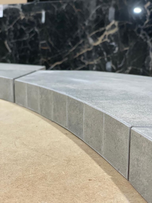 Ronde randsteen van keramiek