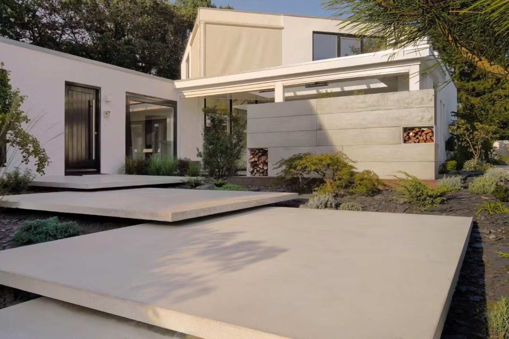 Afbeelding Tuin met zwevende betonnen trap 1