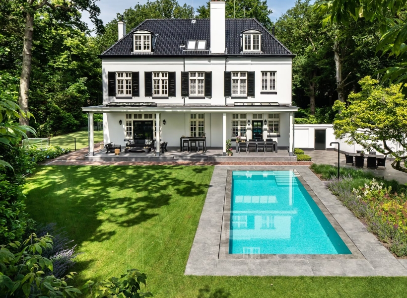 Afbeelding Villatuin met zwembad