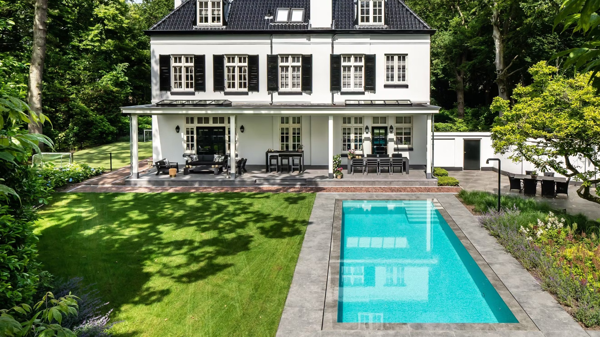 Villatuin met zwembad