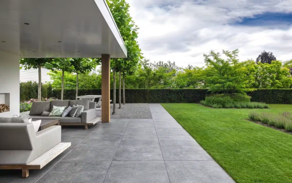 Afbeelding Moderne gezinstuin met veranda