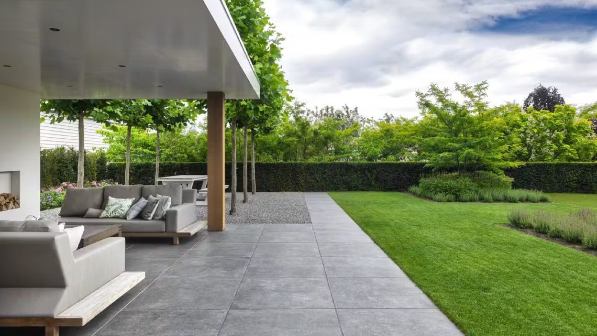 Moderne gezinstuin met veranda
