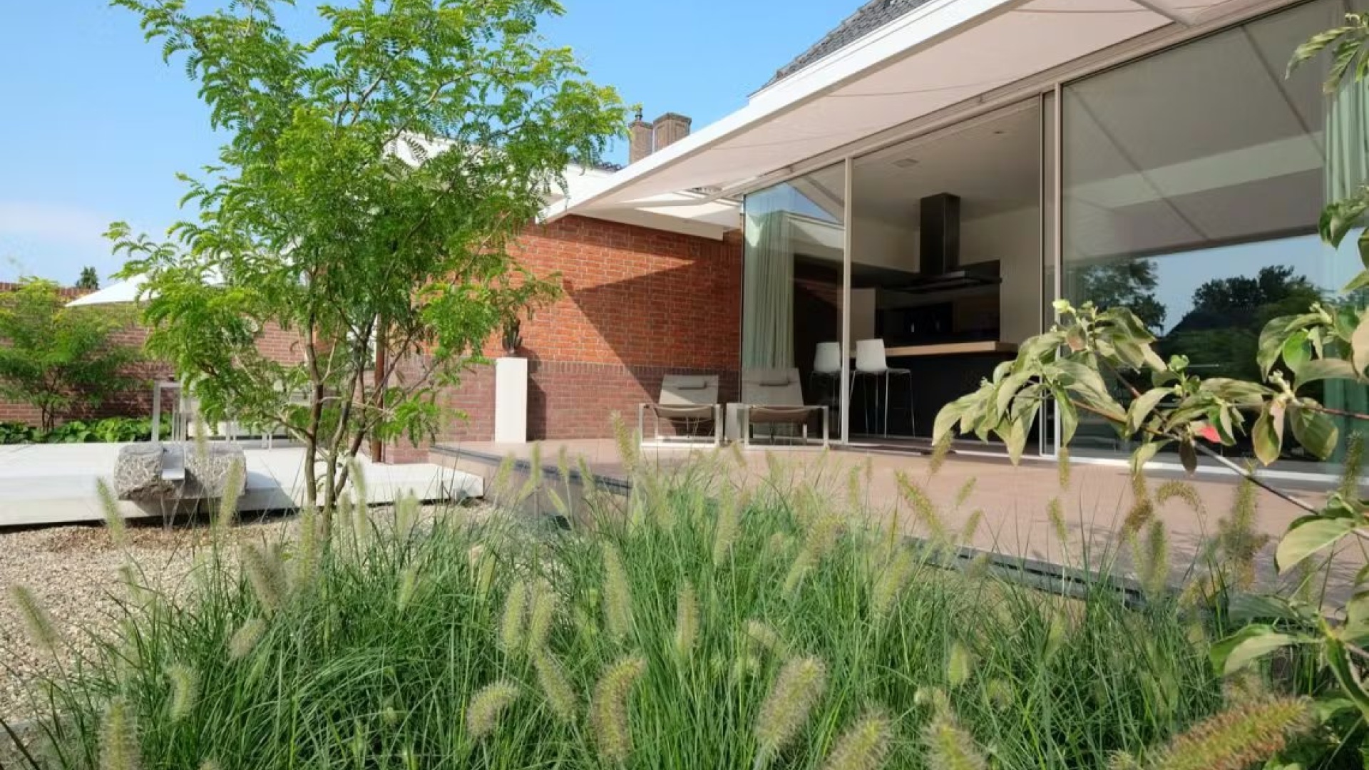 Moderne tuin met prefab beton