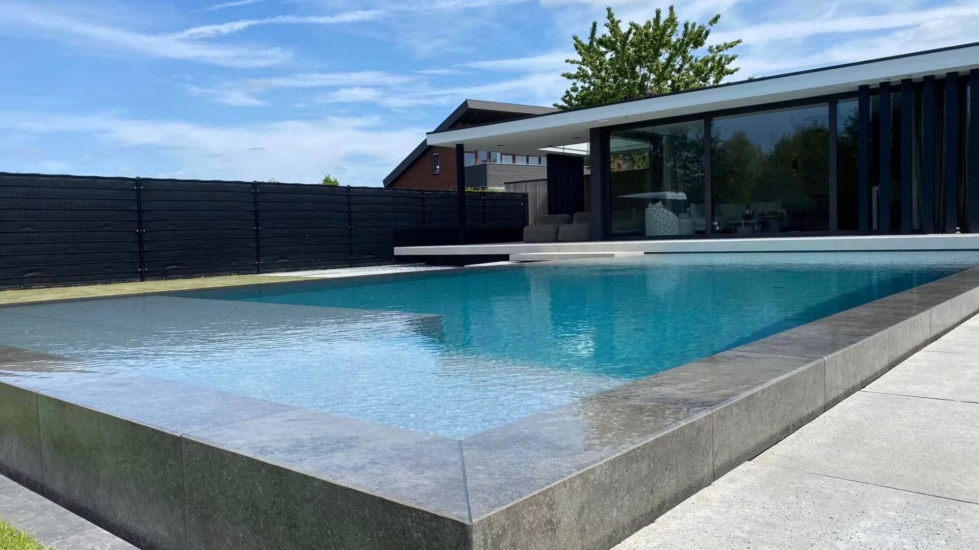 Tuin met overloop zwembad