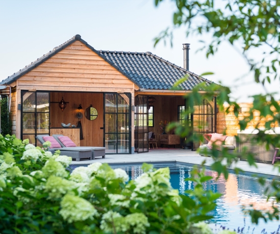 Welness tuin met poolhouse