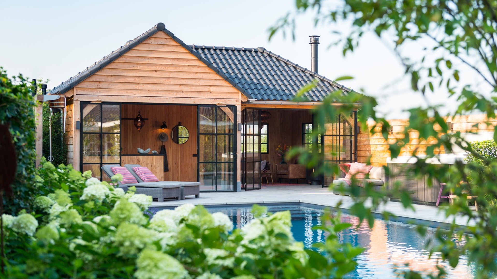 Welness tuin met poolhouse