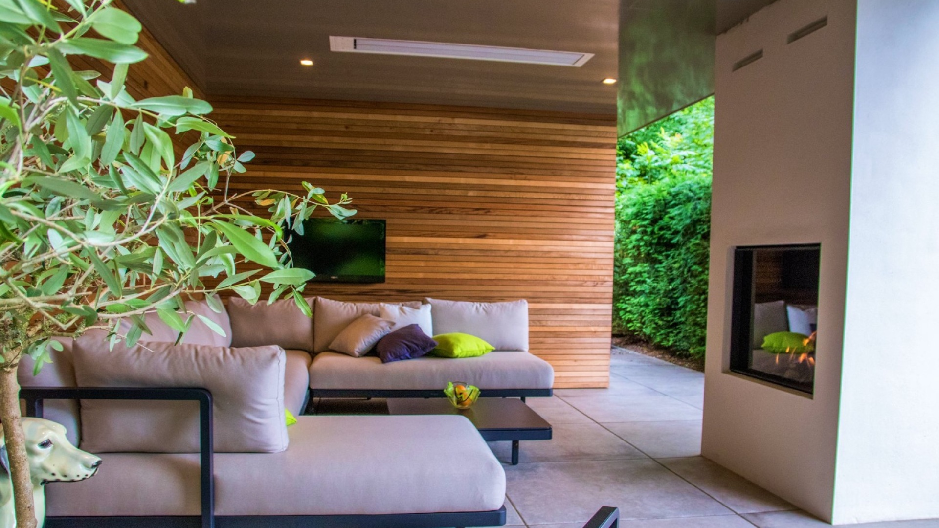 Sfeervolle tuin met veranda