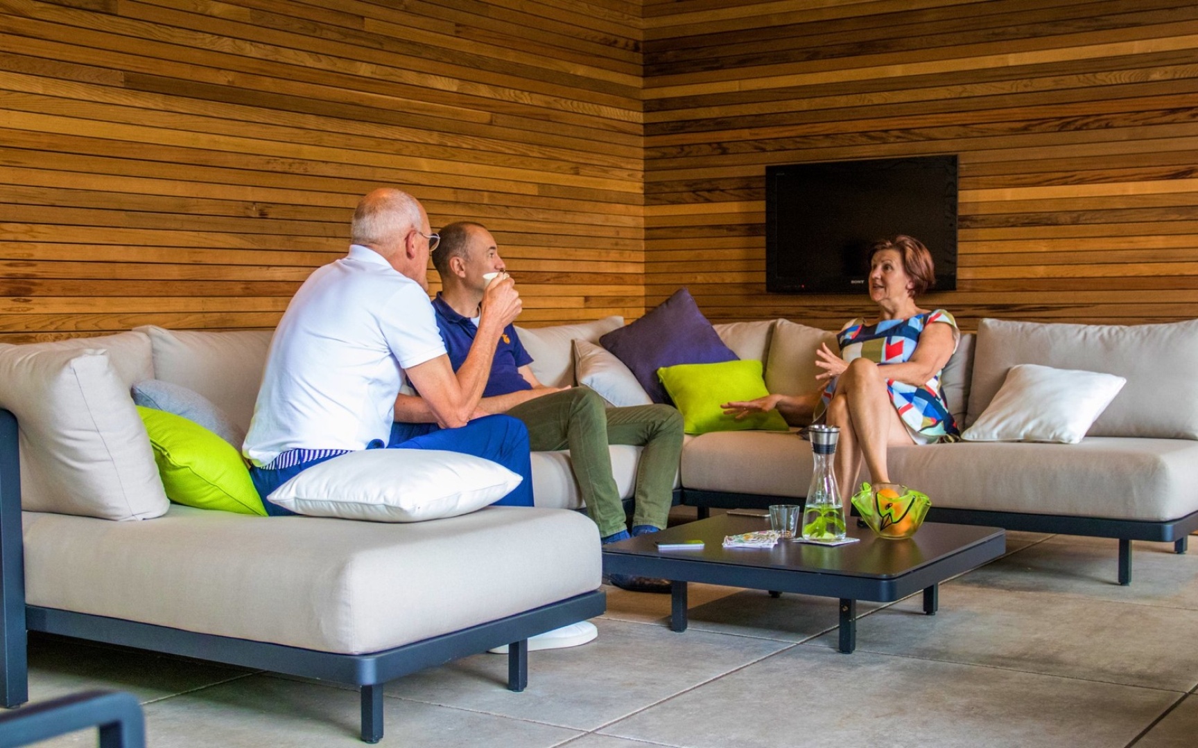 Afbeelding Sfeervolle tuin met veranda 2