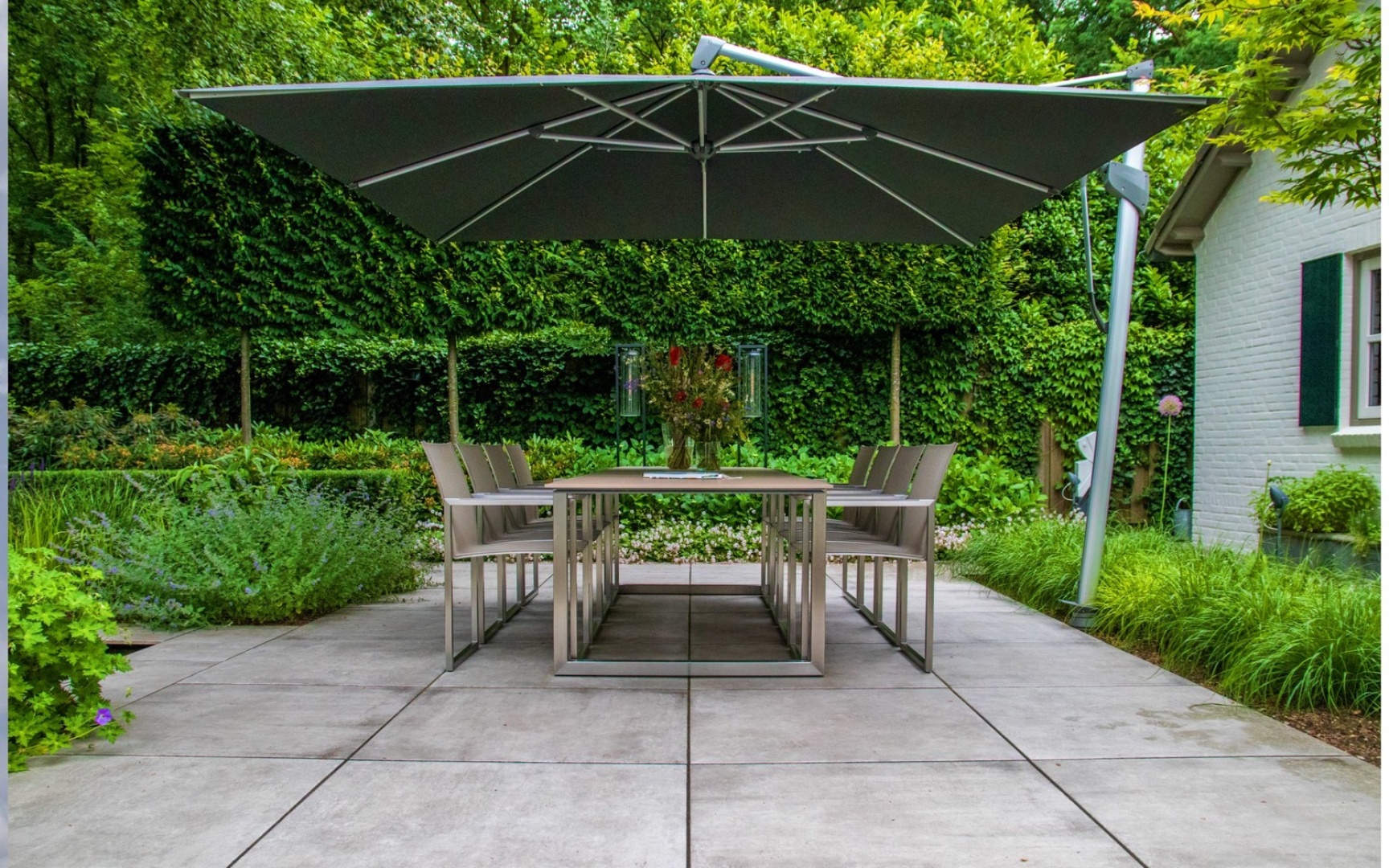 Afbeelding Sfeervolle tuin met veranda 3