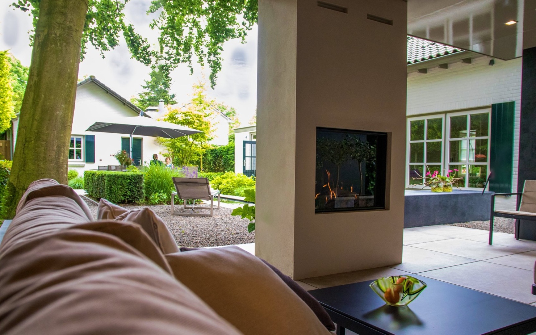 Afbeelding Sfeervolle tuin met veranda 6