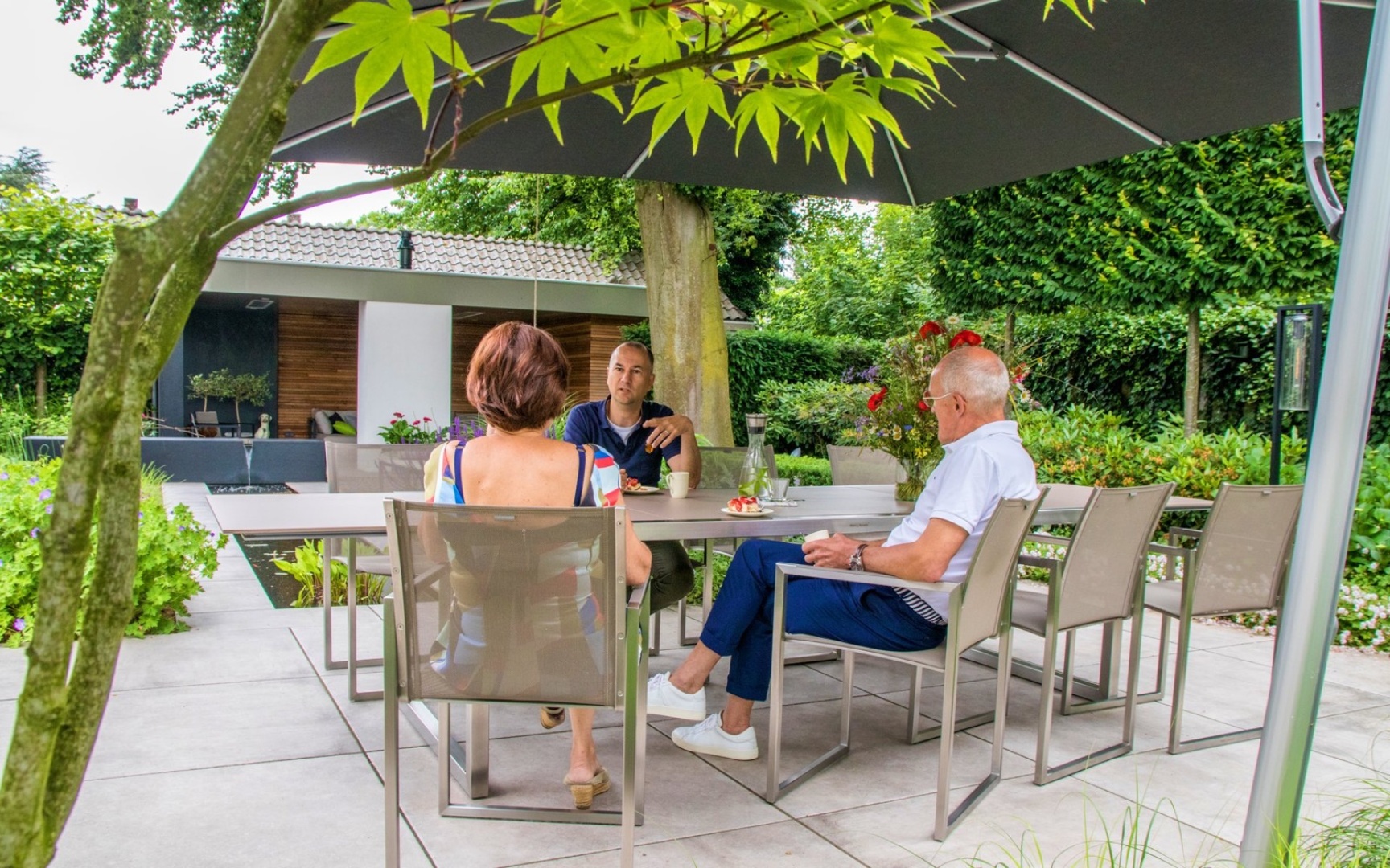 Afbeelding Sfeervolle tuin met veranda 8