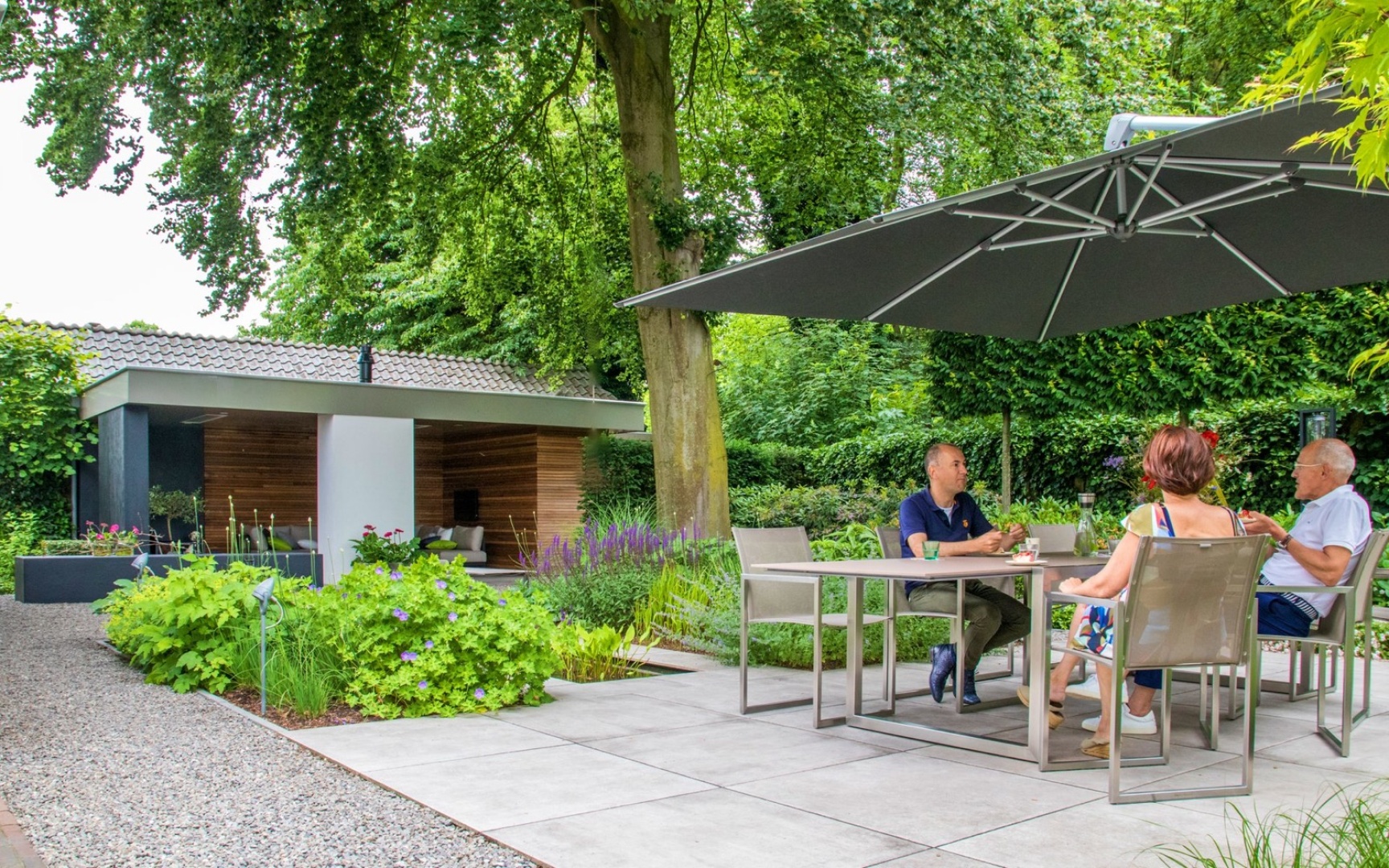 Afbeelding Sfeervolle tuin met veranda 9