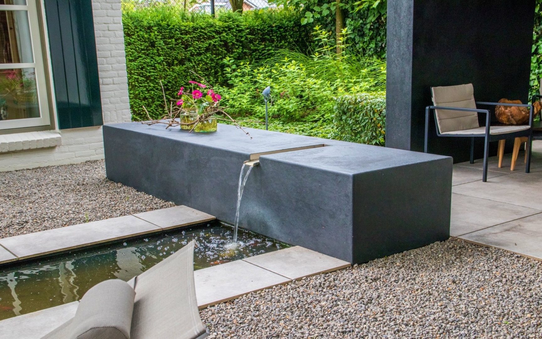 Afbeelding Sfeervolle tuin met veranda 11